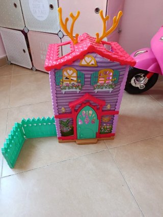 Casita de juguete con valla