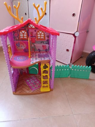 Casita de juguete con valla