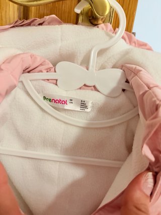 Buzo rosa para bebé con volantes y lazos