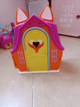 Casita de juguete con orejas de zorro