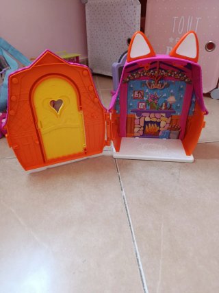 Casita de juguete con orejas de zorro