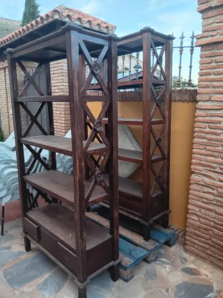 Estantería de madera para botellas y copas