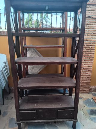 Estantería de madera para botellas y copas