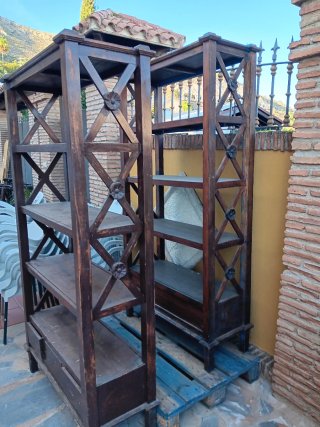 Estantería de madera para botellas y copas