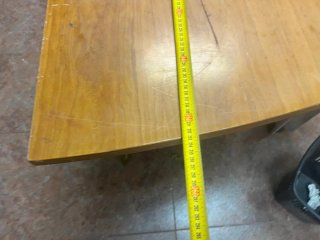 Mesa de oficina madera. Patas robustas preciosas