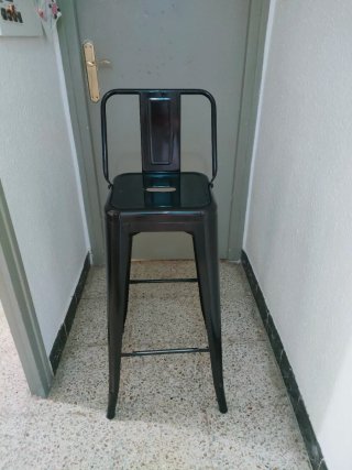 Banqueta metálica negra con respaldo