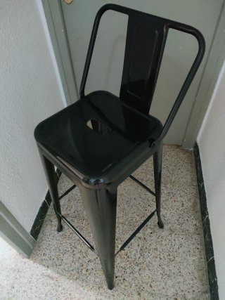Banqueta metálica negra con respaldo