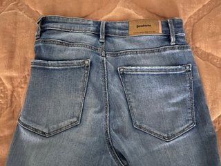 Pantalones vaqueros Stradivarius tiro medio .