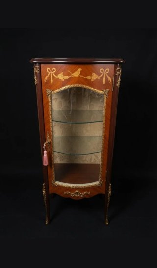 Vitrina de madera y cristal