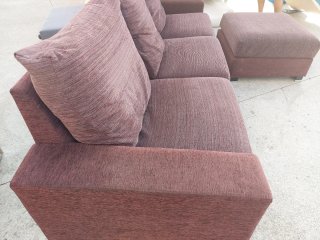 Sofá modular marrón con otomana