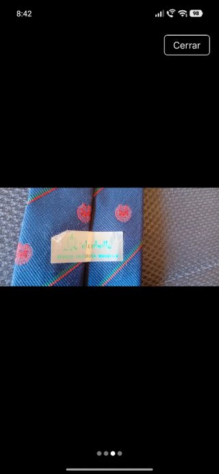 Corbata azul con puntos rojos