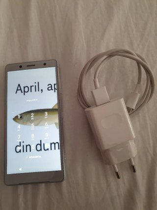Teléfono móvil sony plateado con cargador