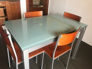 Mesa de cocina de cristal y metal