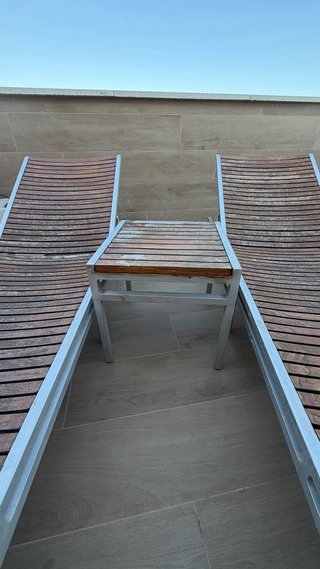 Conjunto 2 tumbonas + mesa auxiliar de madera
