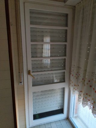 2 Puerta balconera con cristal y persianas