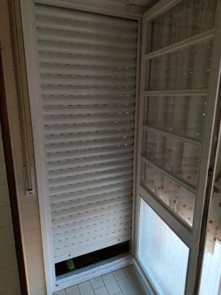 2 Puerta balconera con cristal y persianas