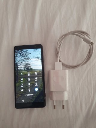 Teléfono Móvil Sony Negro con Cargador 32g 3g ram