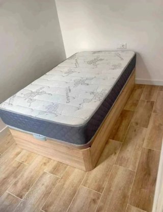 Divano in legno con materassi in memory foam