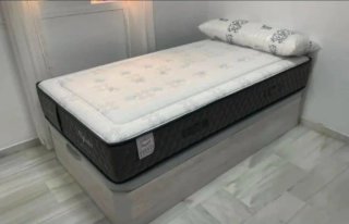 Divano in legno con materassi in memory foam