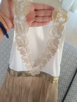 Vestido largo beige y blanco para evento
