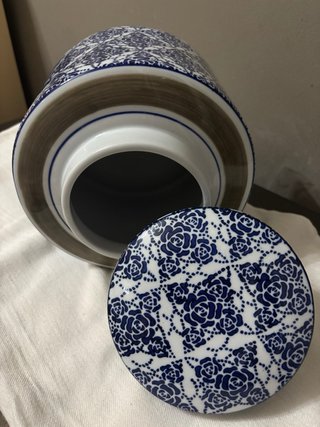 Tarro de porcelana azul y blanco