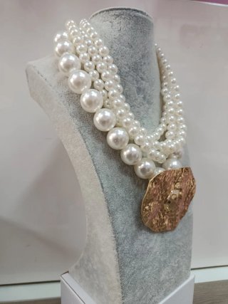 Collana perle bianche multistrato con pendente oro