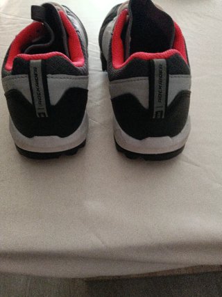 Zapatillas spinning negras grises y rojas