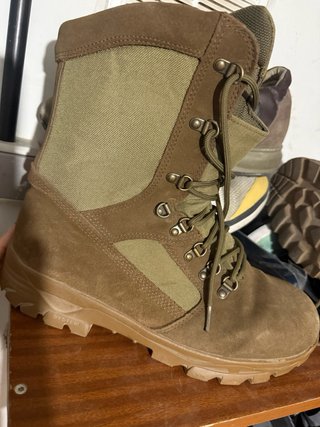 Botas de montaña marrones y verdes