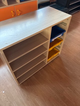 Mueble auxiliar con estantes y cajones