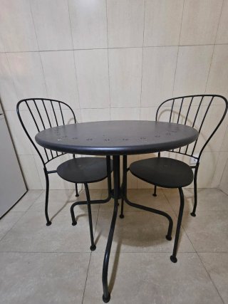 Mesa redonda y 2 sillas para terraza