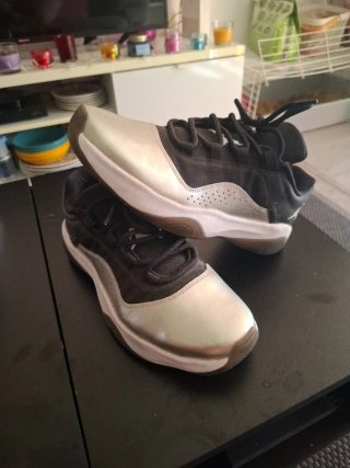 Jordan 11CMFT Bajo Negro Blanco Dorado