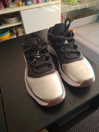 Jordan 11CMFT Bajo Negro Blanco Dorado