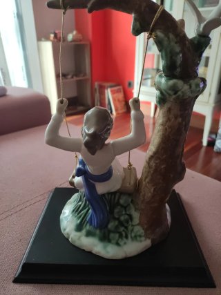 Figura de porcelana niña en columpio