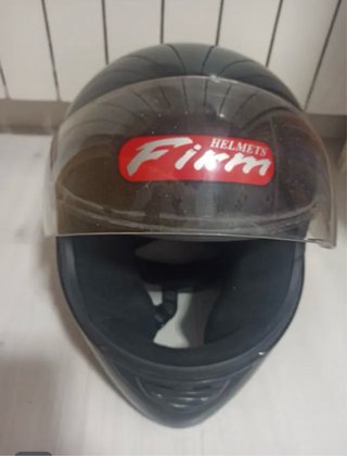Casco de moto integral negro con visor talla S.