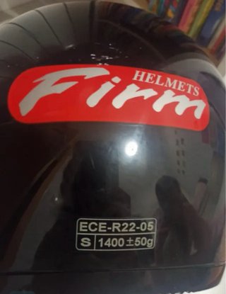 Casco de moto integral negro con visor talla S.