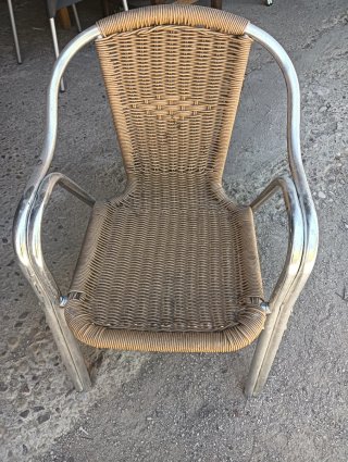 Sillas de terraza metálicas y mimbre y plástico