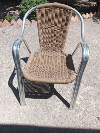 Sillas de terraza metálicas y mimbre y plástico