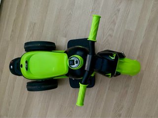 Moto eléctrica infantil verde lanza burbujas