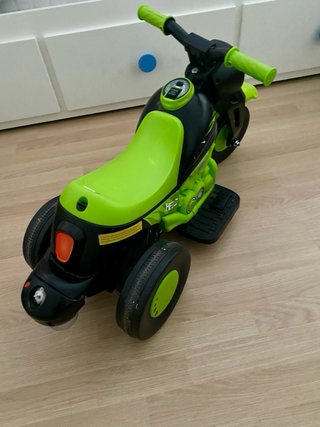 Moto eléctrica infantil verde lanza burbujas