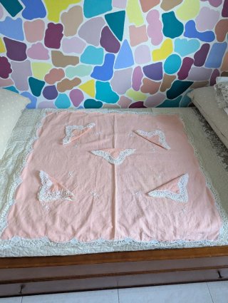 Mantel de lino rosa con encaje