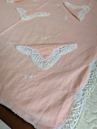 Mantel de lino rosa con encaje