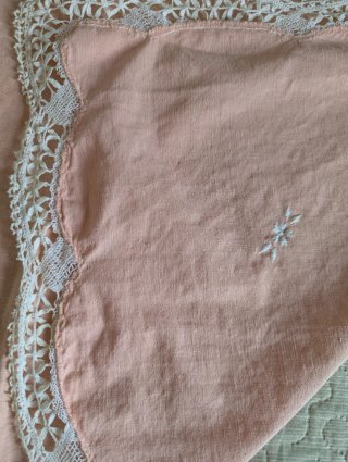 Mantel de lino rosa con encaje