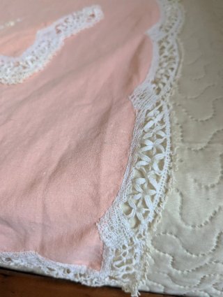 Mantel de lino rosa con encaje