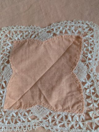 Mantel de lino rosa con encaje