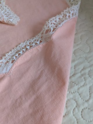 Mantel de lino rosa con encaje