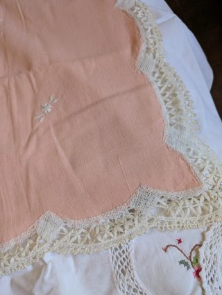 Mantel de lino rosa con encaje