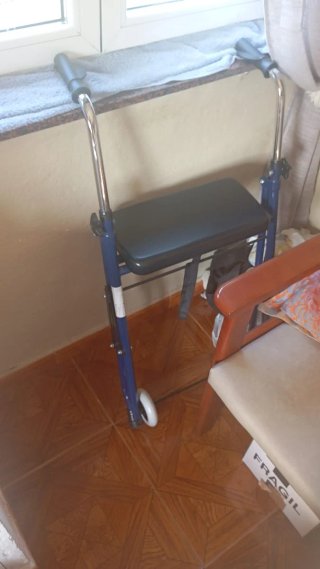 Andador con asiento plegable y ruedas