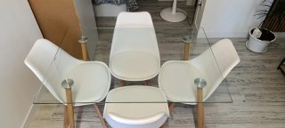 Mesa cristal y 4 sillas blancas