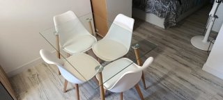 Mesa cristal y 4 sillas blancas