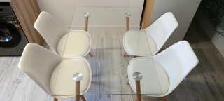 Mesa cristal y 4 sillas blancas